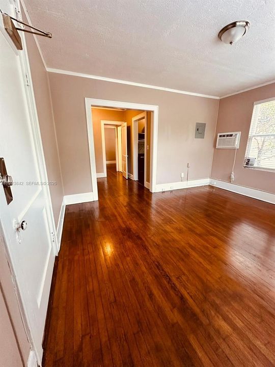 出租: $1,950 (1 贝兹, 1 浴室, 0 平方英尺)