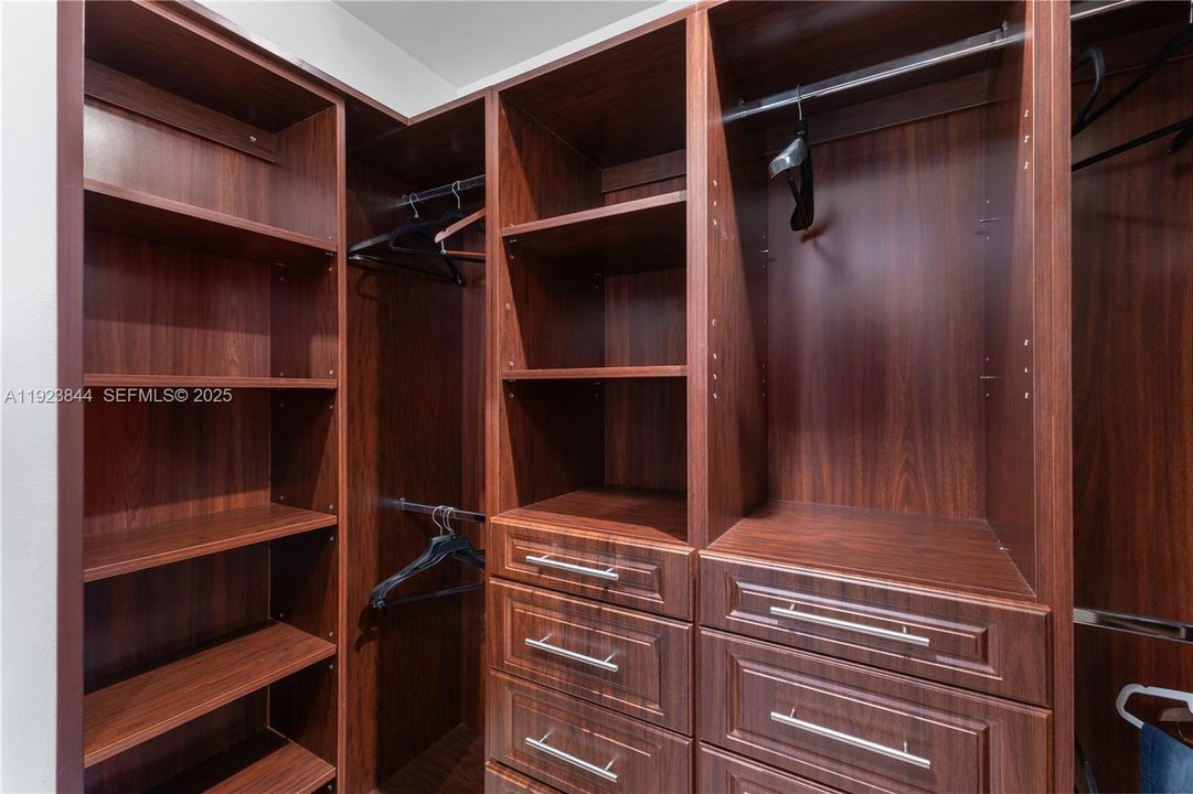 В аренду: $4,700 (1 спален, 1 ванн, 1168 Квадратных фут)