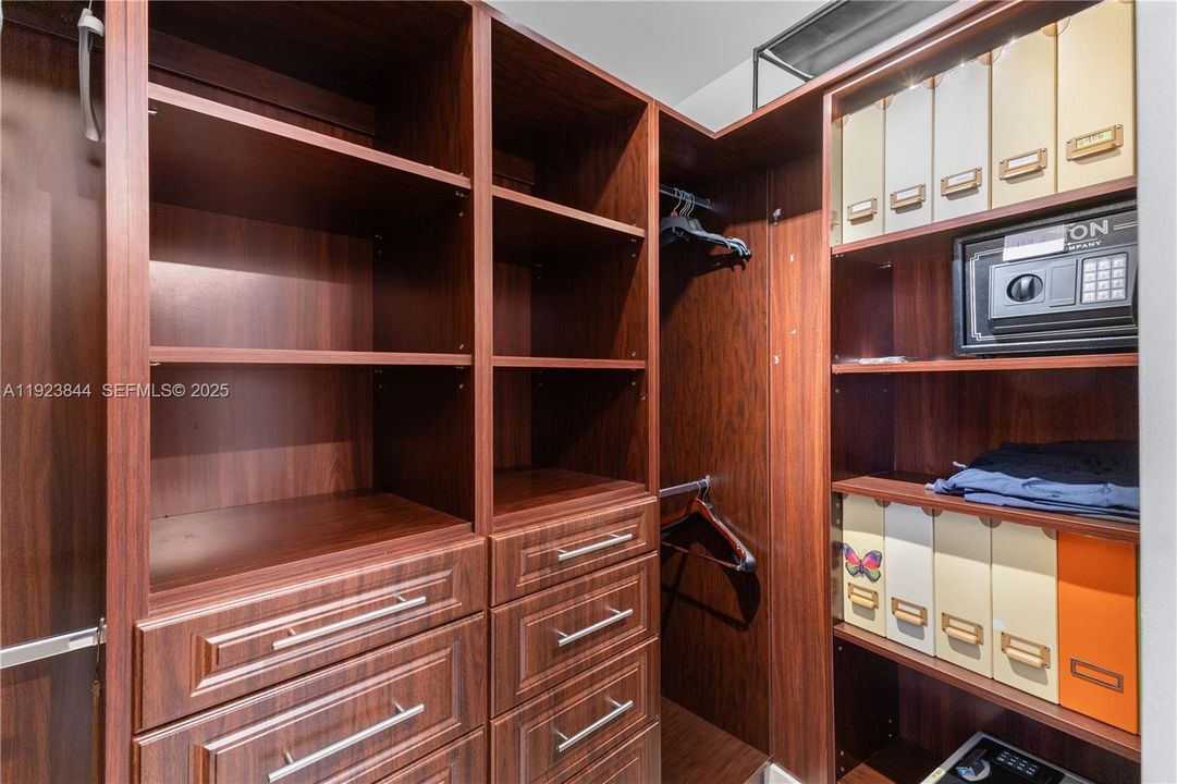 В аренду: $4,700 (1 спален, 1 ванн, 1168 Квадратных фут)