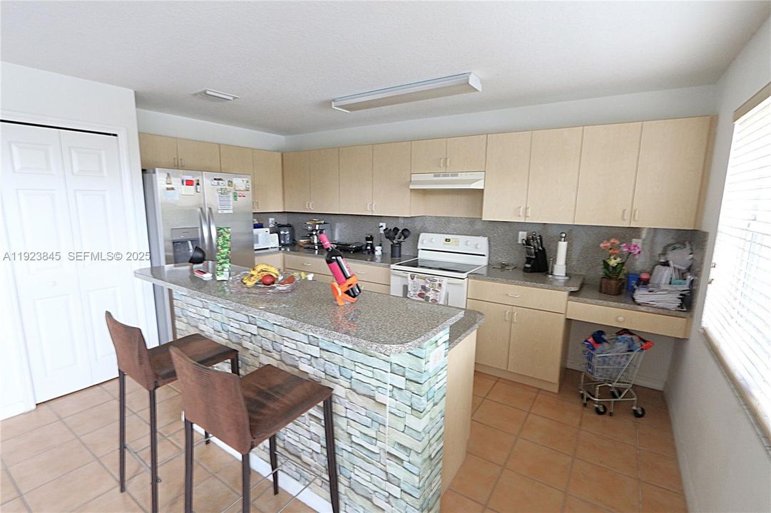 В аренду: $3,500 (3 спален, 2 ванн, 1710 Квадратных фут)