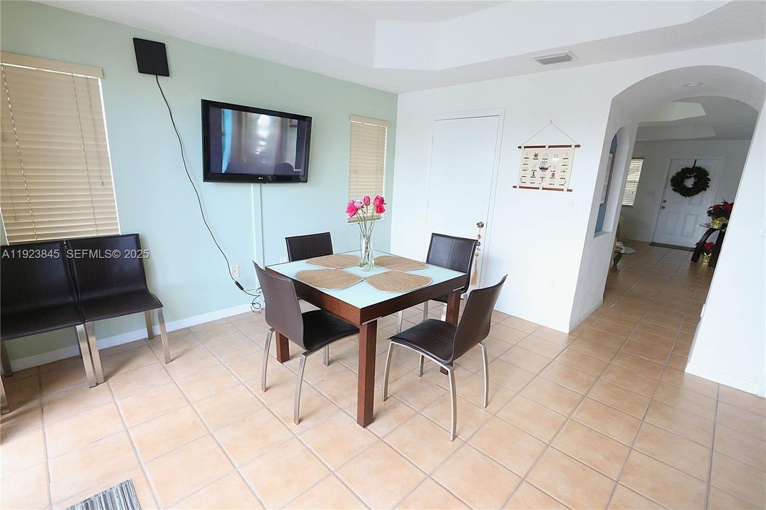 В аренду: $3,500 (3 спален, 2 ванн, 1710 Квадратных фут)