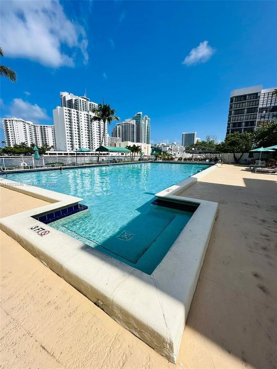 For Rent: $1,840 (1 beds, 1 baths, 875 Square Feet)