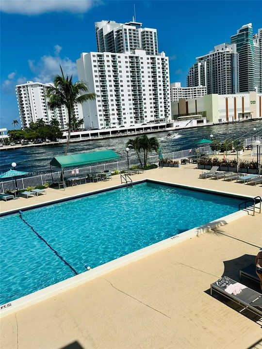 For Rent: $1,840 (1 beds, 1 baths, 875 Square Feet)