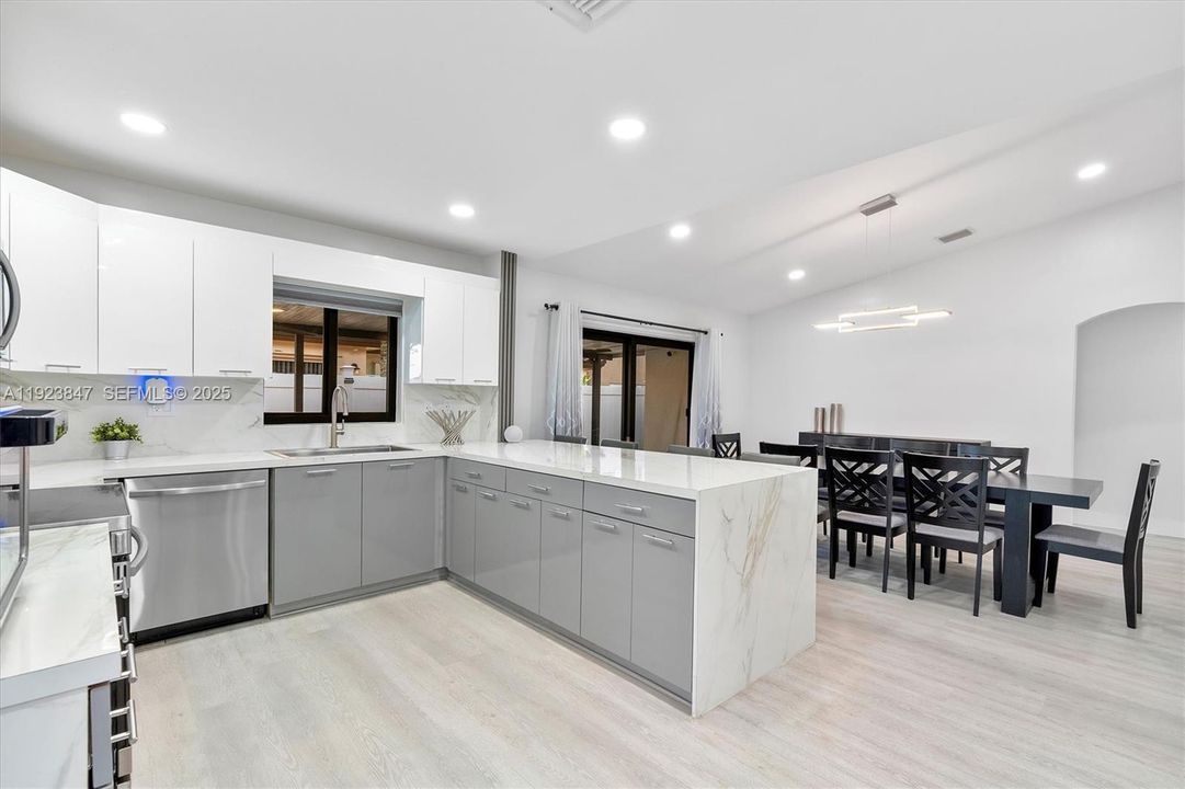 待售: $829,900 (3 贝兹, 2 浴室, 1940 平方英尺)