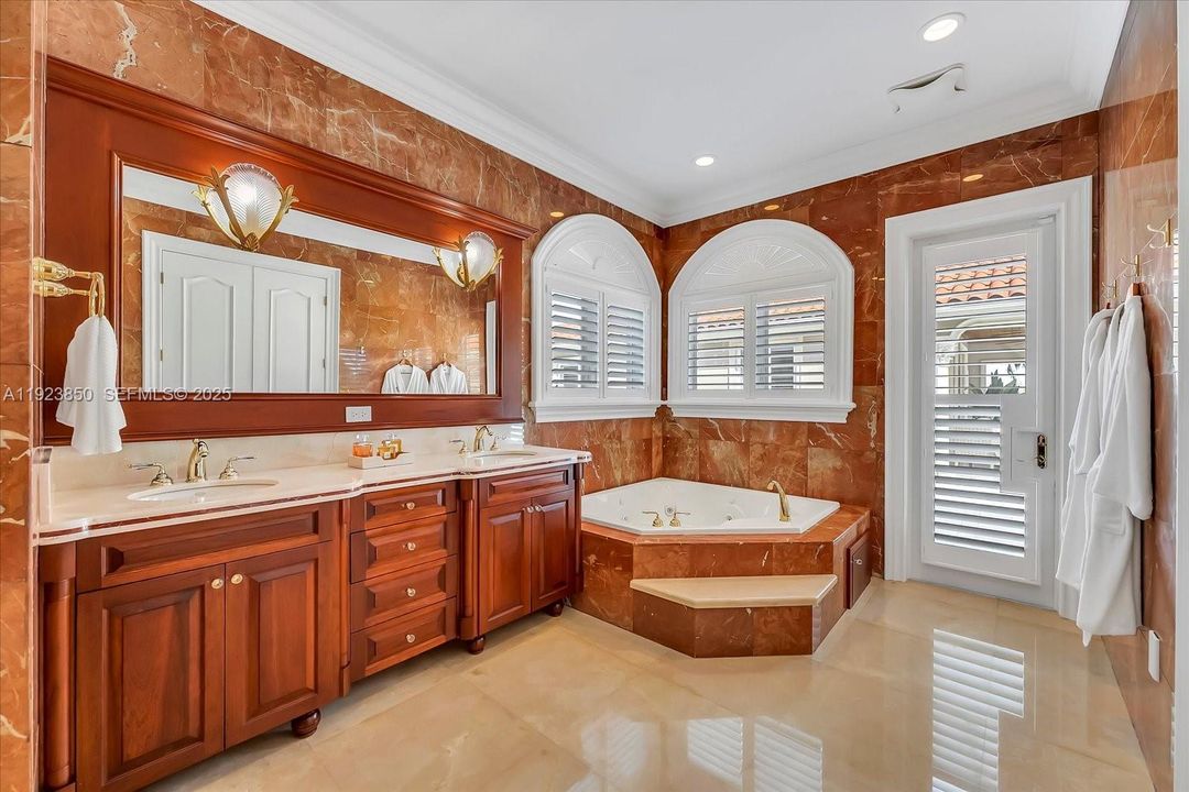 На продажу: $3,850,000 (5 спален, 6 ванн, 5405 Квадратных фут)