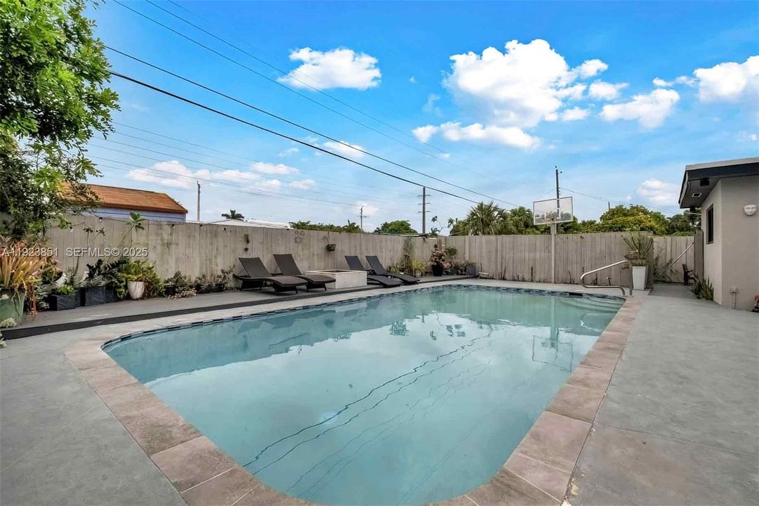 For Rent: $4,500 (3 beds, 2 baths, 1660 Square Feet)