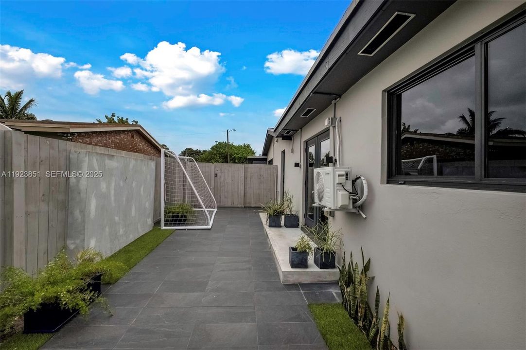 For Rent: $4,500 (3 beds, 2 baths, 1660 Square Feet)