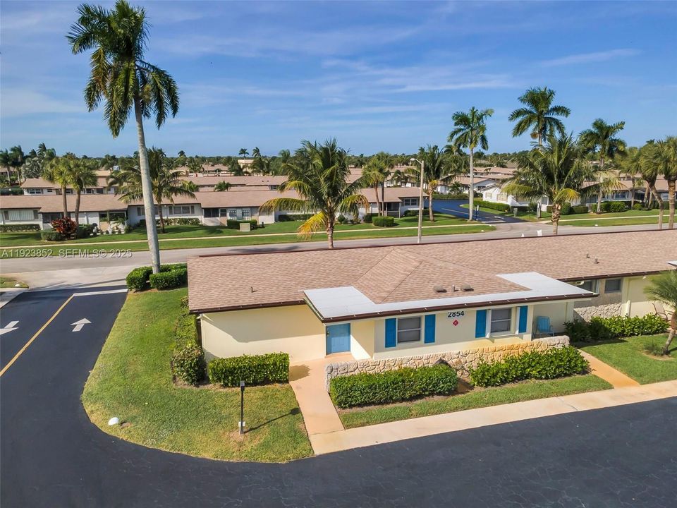 For Sale: $99,900 (1 beds, 1 baths, 612 Square Feet)