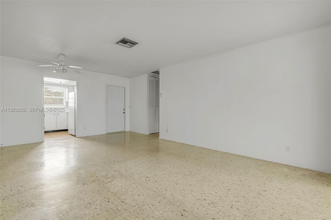 For Sale: $99,900 (1 beds, 1 baths, 612 Square Feet)