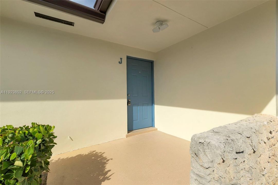 For Sale: $99,900 (1 beds, 1 baths, 612 Square Feet)