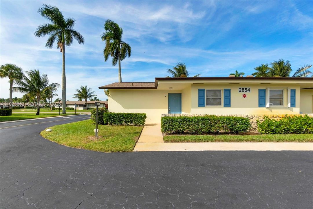 For Sale: $99,900 (1 beds, 1 baths, 612 Square Feet)