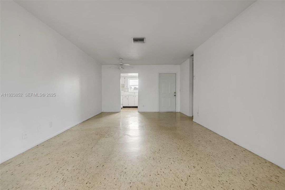 For Sale: $99,900 (1 beds, 1 baths, 612 Square Feet)