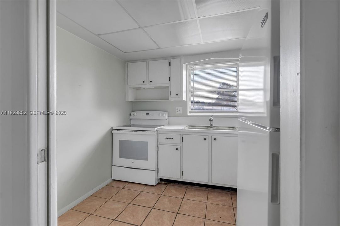 For Sale: $99,900 (1 beds, 1 baths, 612 Square Feet)