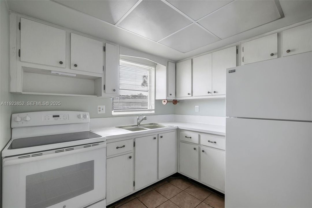 For Sale: $99,900 (1 beds, 1 baths, 612 Square Feet)