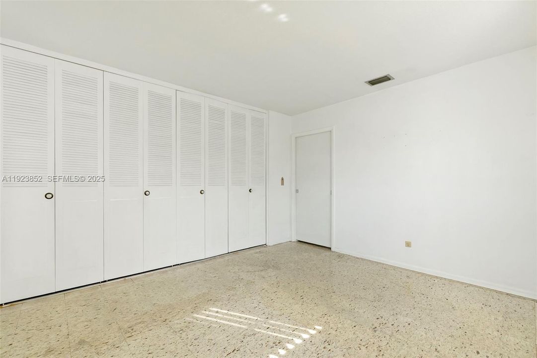 For Sale: $99,900 (1 beds, 1 baths, 612 Square Feet)