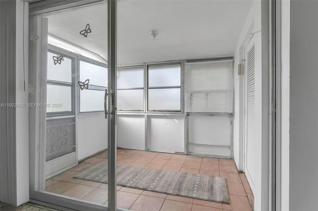 For Sale: $99,900 (1 beds, 1 baths, 612 Square Feet)