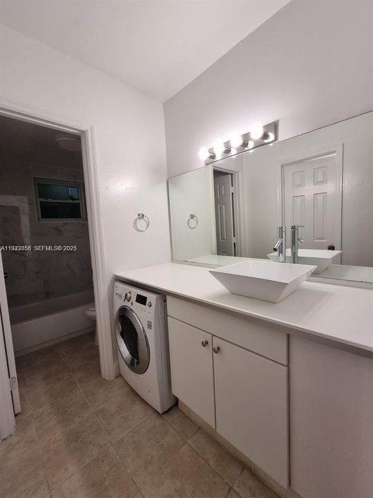 For Sale: $229,000 (1 beds, 1 baths, 562 Square Feet)