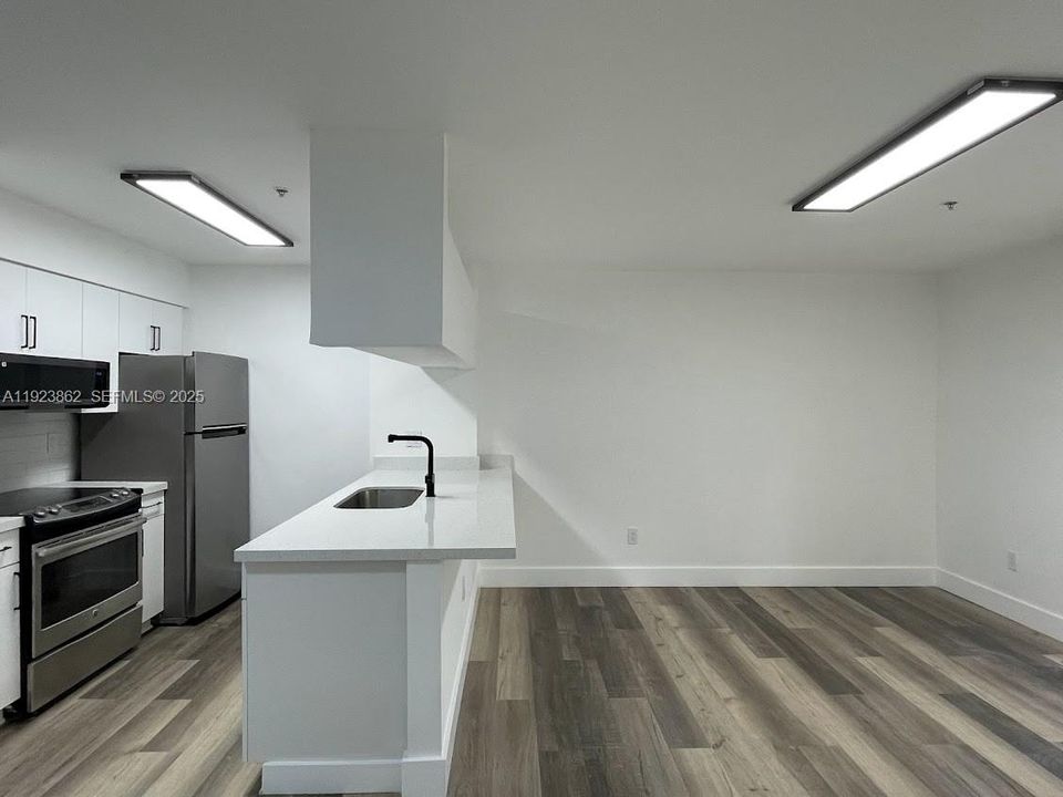 For Rent: $1,899 (1 beds, 1 baths, 719 Square Feet)