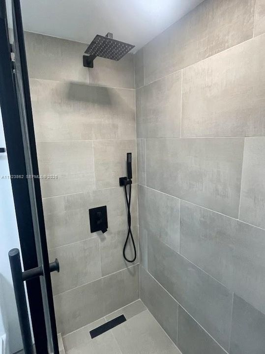 For Rent: $1,899 (1 beds, 1 baths, 719 Square Feet)