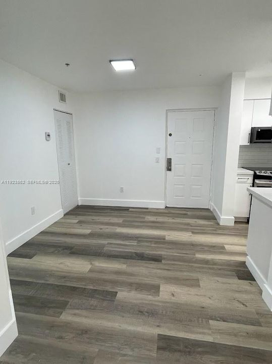 For Rent: $1,899 (1 beds, 1 baths, 719 Square Feet)