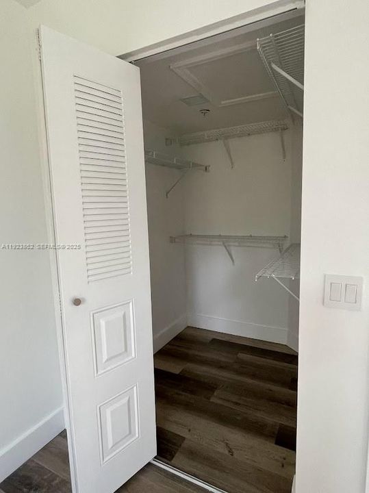 For Rent: $1,899 (1 beds, 1 baths, 719 Square Feet)