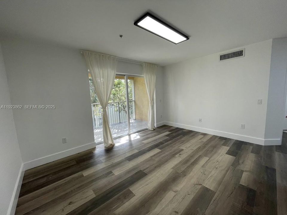 For Rent: $1,899 (1 beds, 1 baths, 719 Square Feet)