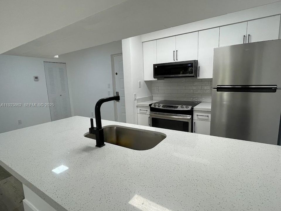 For Rent: $1,899 (1 beds, 1 baths, 719 Square Feet)