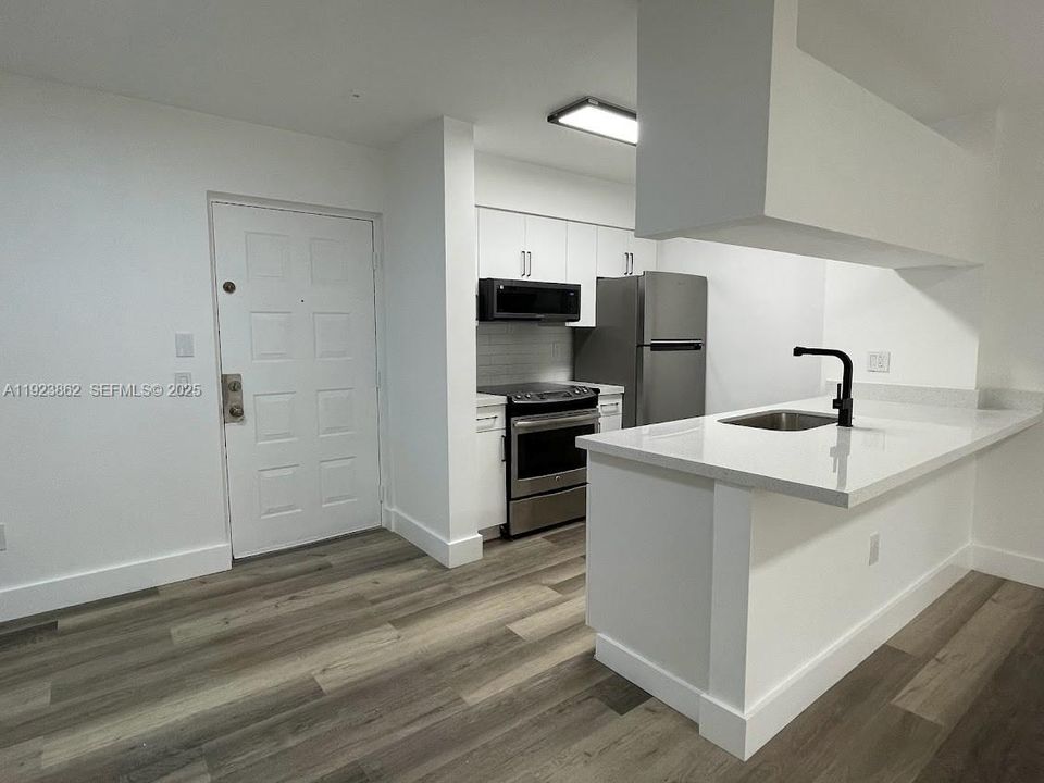 For Rent: $1,899 (1 beds, 1 baths, 719 Square Feet)