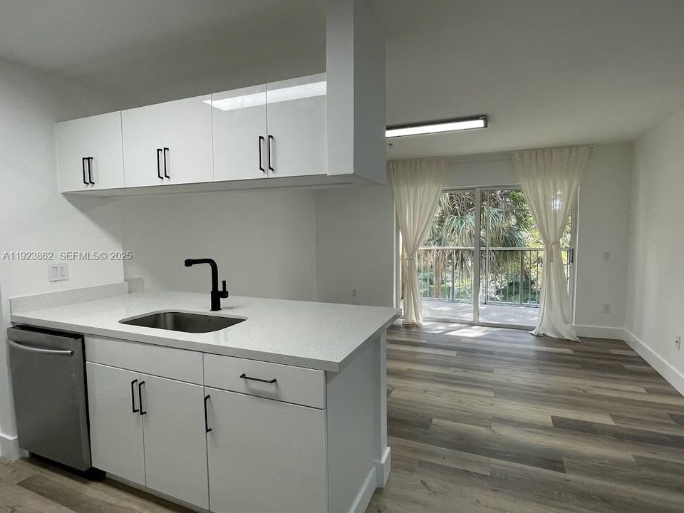 For Rent: $1,899 (1 beds, 1 baths, 719 Square Feet)