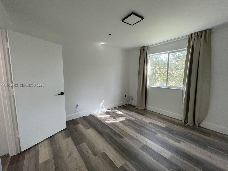 For Rent: $1,899 (1 beds, 1 baths, 719 Square Feet)