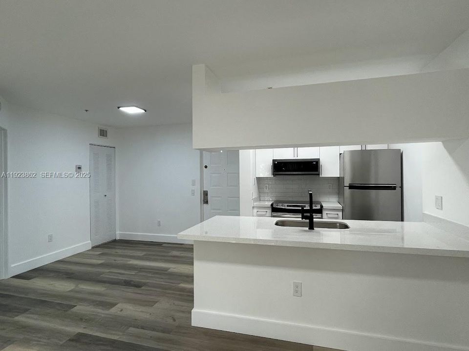 For Rent: $1,899 (1 beds, 1 baths, 719 Square Feet)