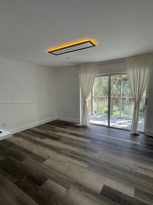 For Rent: $1,899 (1 beds, 1 baths, 719 Square Feet)