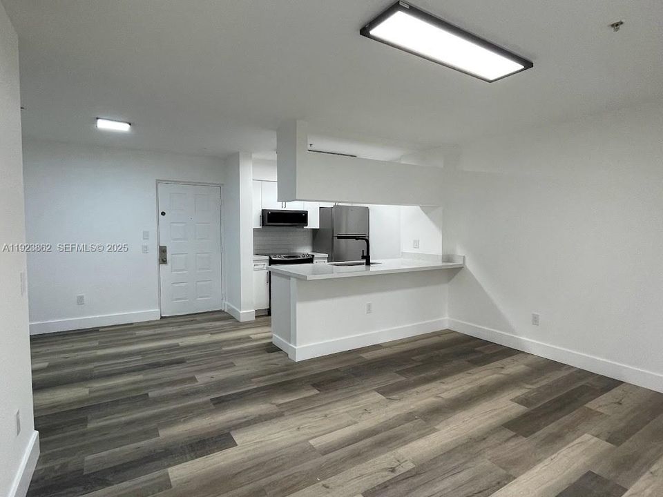 For Rent: $1,899 (1 beds, 1 baths, 719 Square Feet)