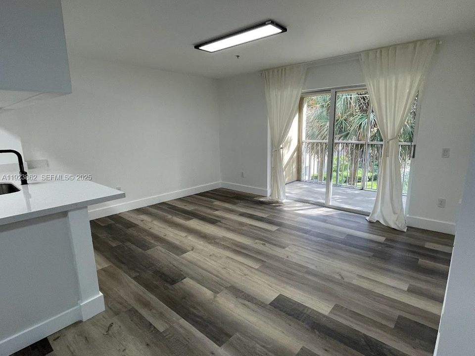 For Rent: $1,899 (1 beds, 1 baths, 719 Square Feet)