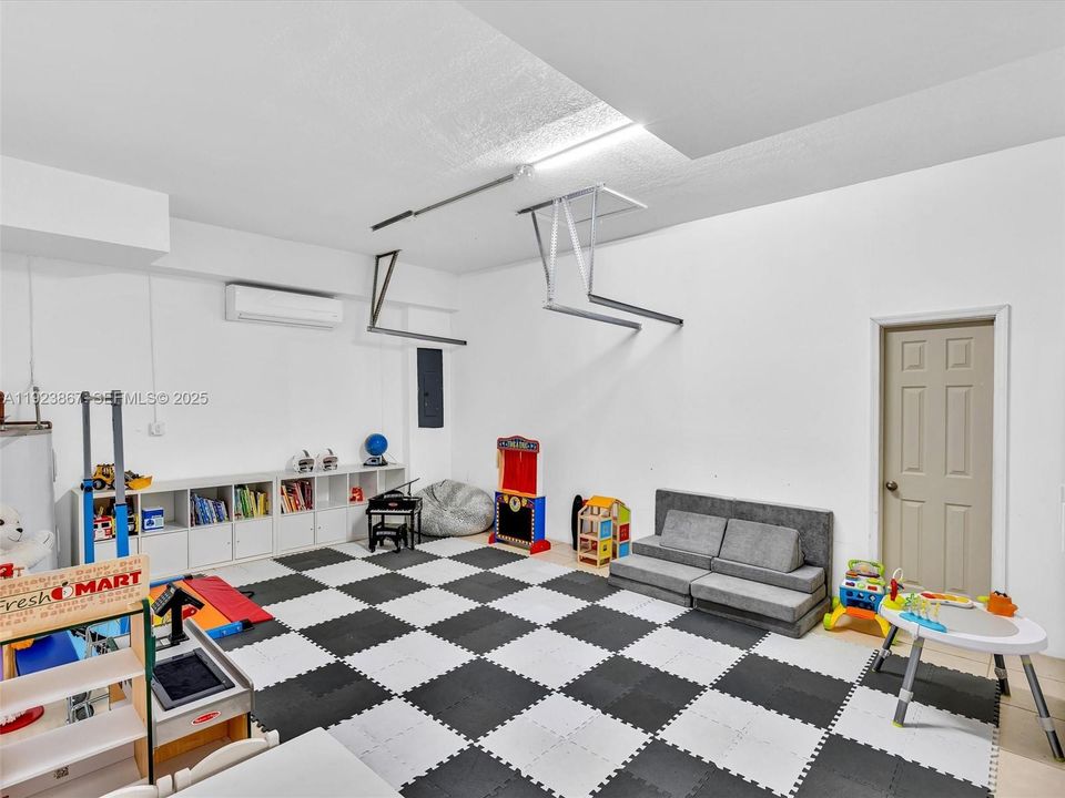 For Sale: $1,199,999 (5 beds, 4 baths, 2889 Square Feet)