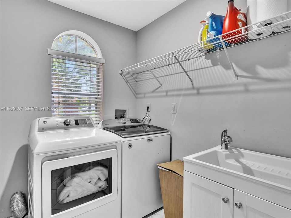 For Sale: $1,199,999 (5 beds, 4 baths, 2889 Square Feet)