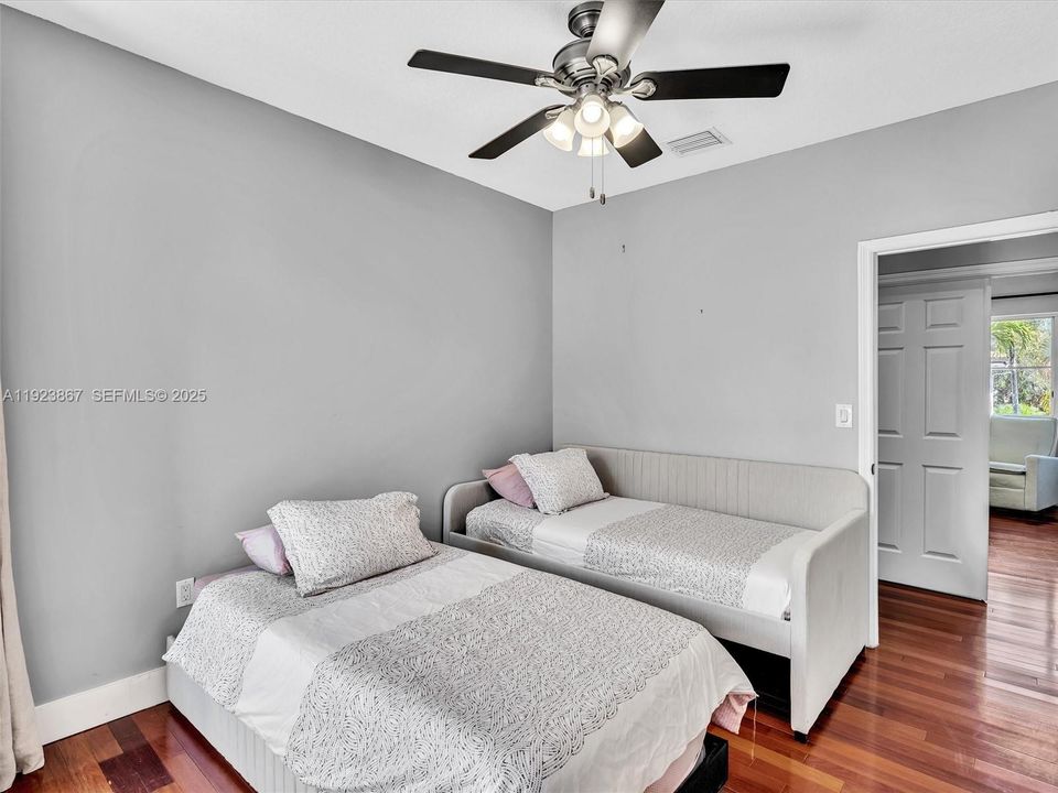 For Sale: $1,199,999 (5 beds, 4 baths, 2889 Square Feet)