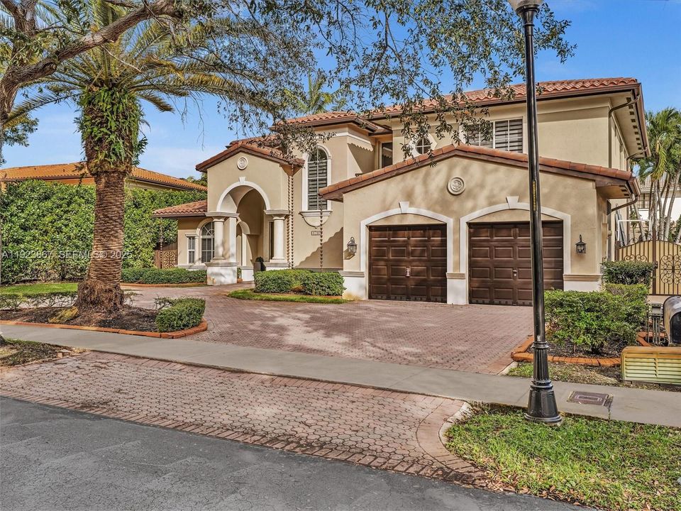 For Sale: $1,199,999 (5 beds, 4 baths, 2889 Square Feet)