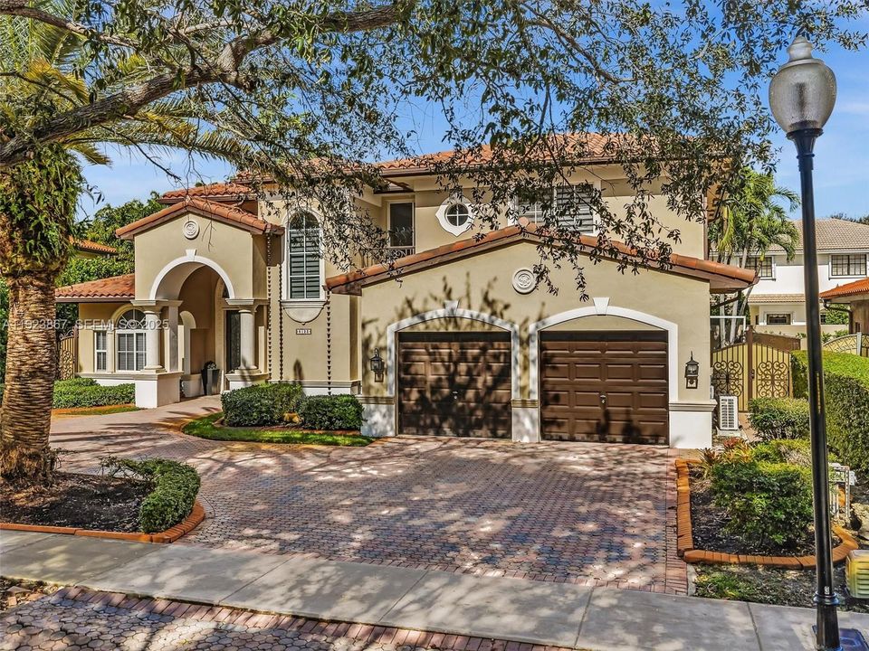 For Sale: $1,199,999 (5 beds, 4 baths, 2889 Square Feet)