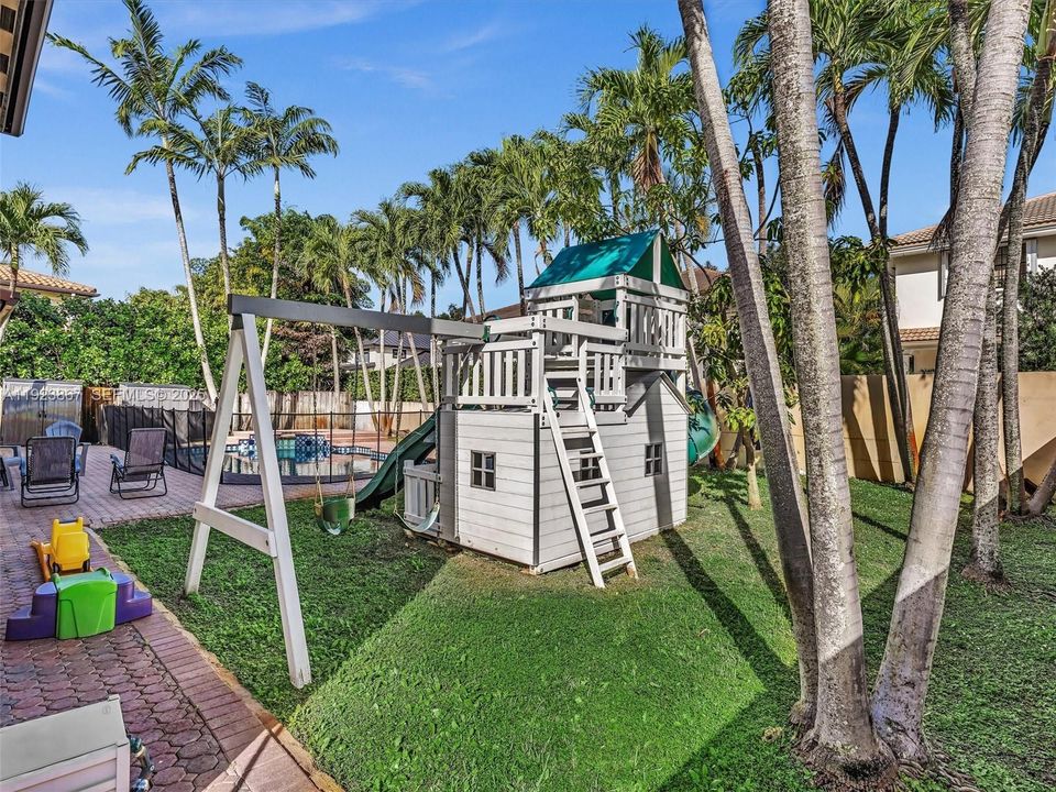 For Sale: $1,199,999 (5 beds, 4 baths, 2889 Square Feet)