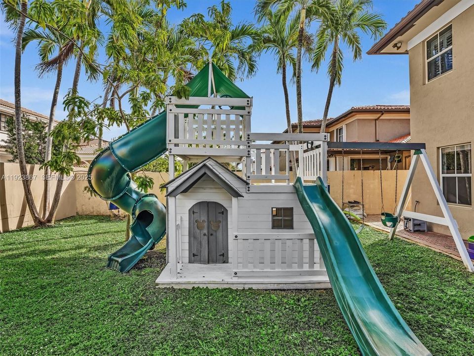 For Sale: $1,199,999 (5 beds, 4 baths, 2889 Square Feet)