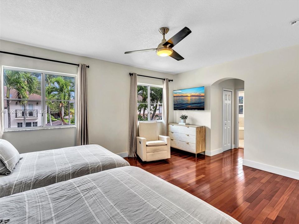 For Sale: $1,199,999 (5 beds, 4 baths, 2889 Square Feet)