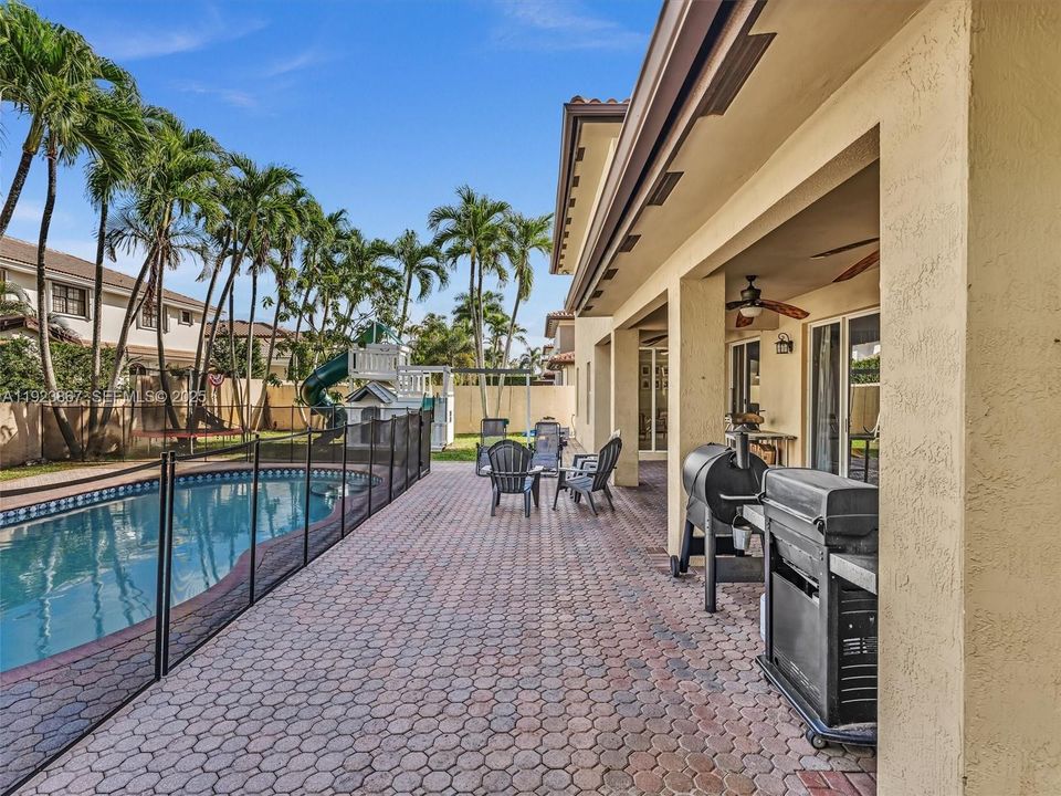 For Sale: $1,199,999 (5 beds, 4 baths, 2889 Square Feet)