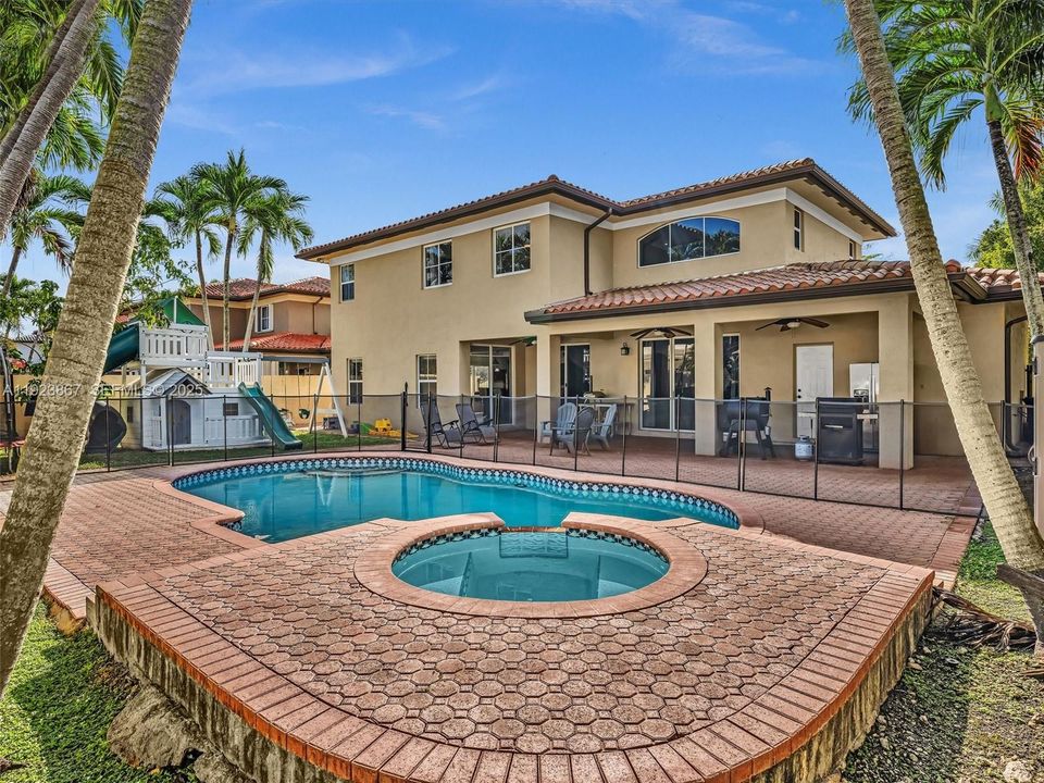 For Sale: $1,199,999 (5 beds, 4 baths, 2889 Square Feet)