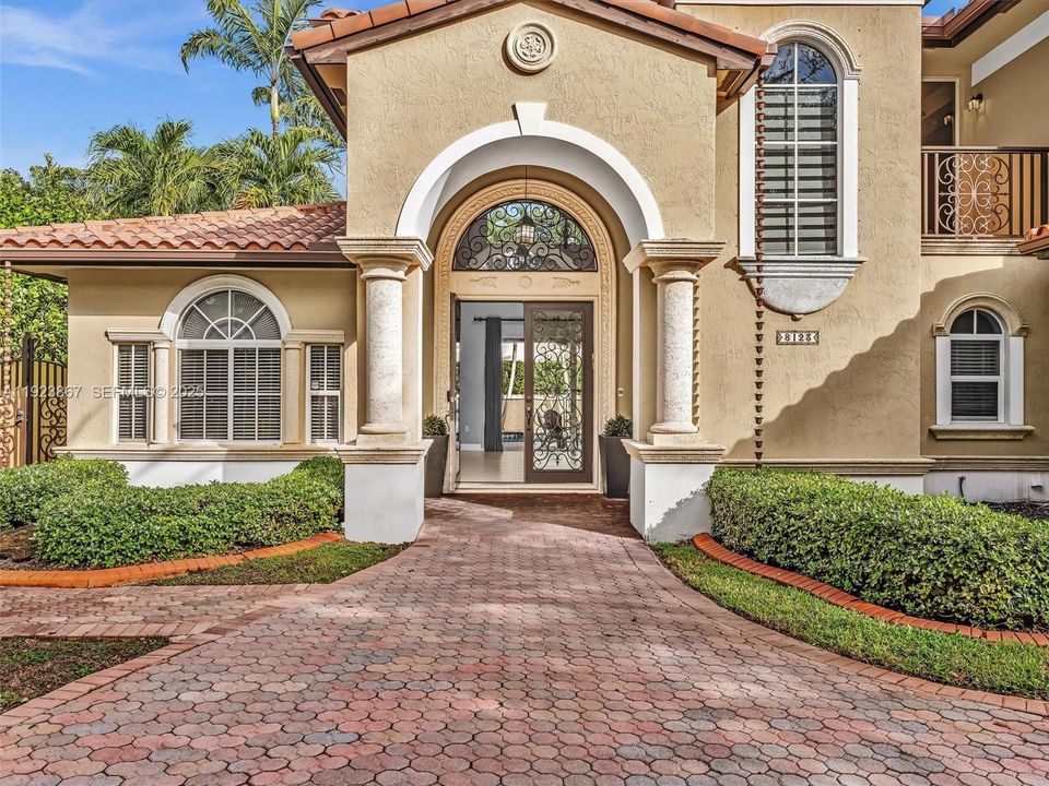 For Sale: $1,199,999 (5 beds, 4 baths, 2889 Square Feet)