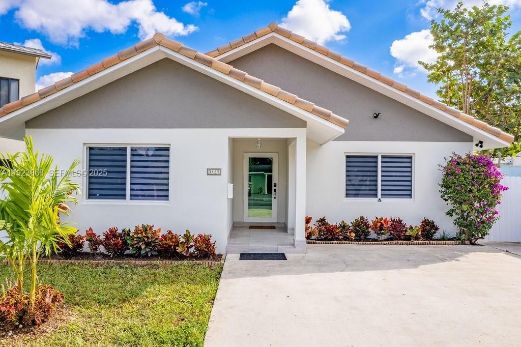 For Sale: $900,000 (4 beds, 2 baths, 1737 Square Feet)