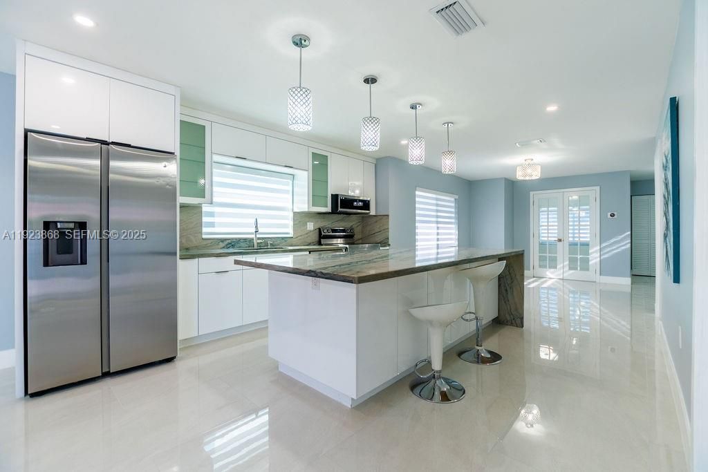 For Sale: $900,000 (4 beds, 2 baths, 1737 Square Feet)