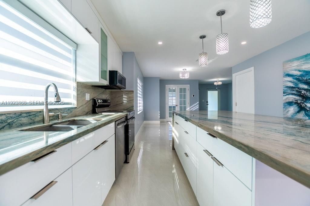 For Sale: $900,000 (4 beds, 2 baths, 1737 Square Feet)