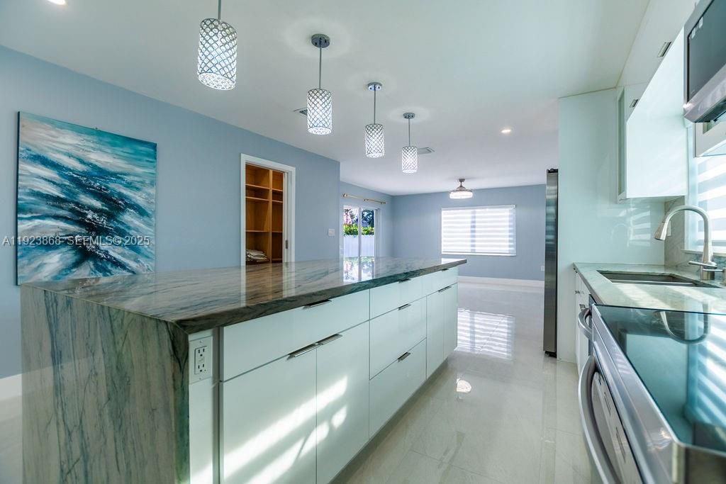 For Sale: $900,000 (4 beds, 2 baths, 1737 Square Feet)