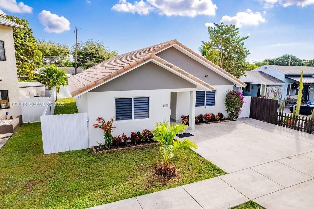 For Sale: $900,000 (4 beds, 2 baths, 1737 Square Feet)